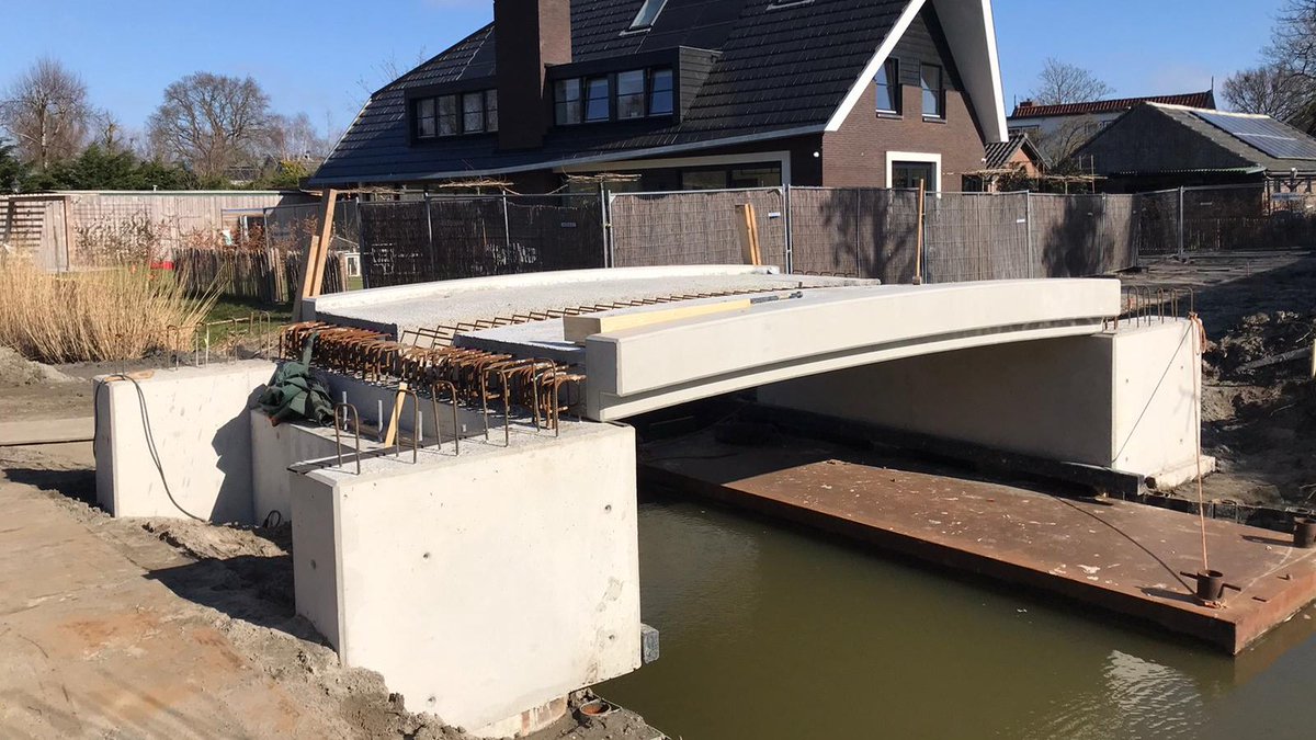 AdoninBV's tweet photo. Het Daalmeerpad was in de 19e eeuw een landpad tussen Sint Pancras en Koedijk, gelegen langs de kade van de Daalmeer. Aanvankelijk was het pad bedoeld om te voet naar een akker te kunnen gaan. Wij zijn trots dat wij hier een bijdrage aan hebben mogen leveren! https://t.co/ib6tJYT549