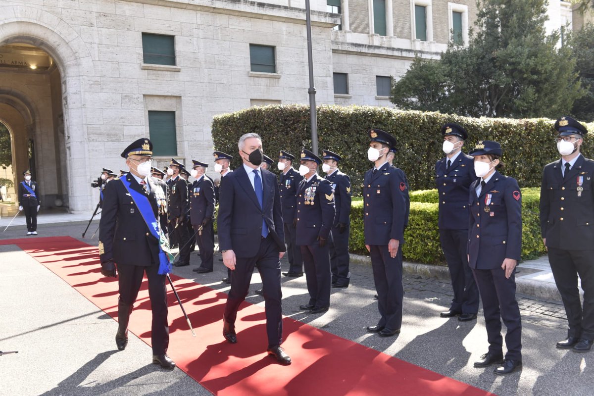 MinisteroDifesa's tweet photo. #30marzo Il Ministro @guerini_lorenzo
alla cerimonia per il 98° anniversario della costituzione dell'#AeronauticaMilitare. Oggi si terrà anche il giuramento e battesimo del corso
Borea VI
dell'#AccademiaAeronautica
#98AM https://t.co/5qxFlLcvKv