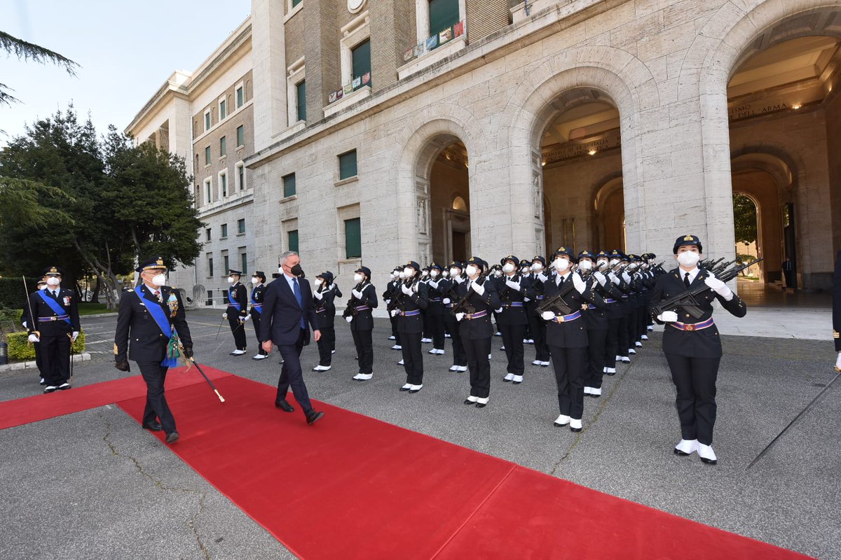 MinisteroDifesa's tweet photo. #30marzo Il Ministro @guerini_lorenzo
alla cerimonia per il 98° anniversario della costituzione dell'#AeronauticaMilitare. Oggi si terrà anche il giuramento e battesimo del corso
Borea VI
dell'#AccademiaAeronautica
#98AM https://t.co/5qxFlLcvKv