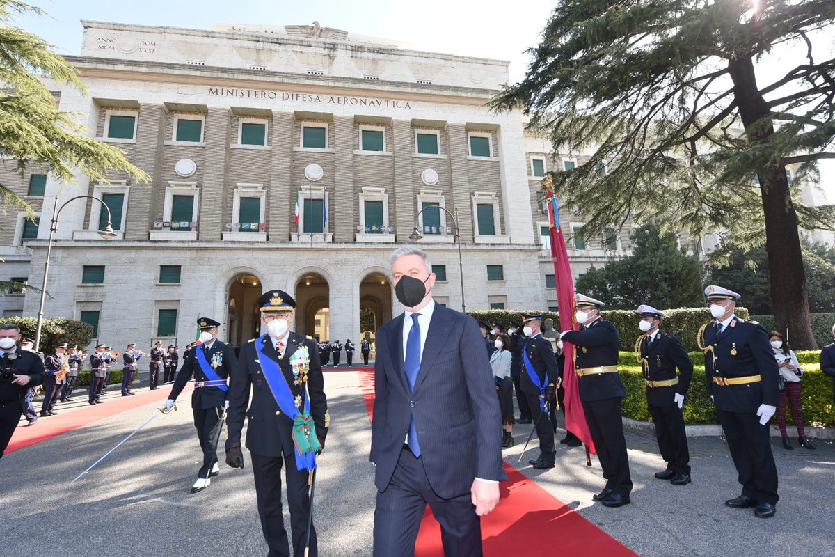 MinisteroDifesa's tweet photo. #30marzo Il Ministro @guerini_lorenzo
alla cerimonia per il 98° anniversario della costituzione dell'#AeronauticaMilitare. Oggi si terrà anche il giuramento e battesimo del corso
Borea VI
dell'#AccademiaAeronautica
#98AM https://t.co/5qxFlLcvKv