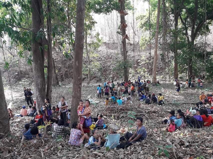 APNORefugees's tweet photo. 2,000 Karen people, fleeing over the Thai border after airstrikes near their IDP camp, have been pushed back into Myanmar by the Thai army. NGOs, UNHCR and journalists are being denied access. https://t.co/aja0jQ8hLr