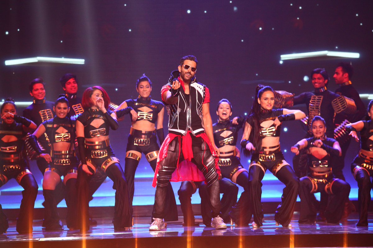 iHrithik's tweet photo. I love dancing 🕺🏻 https://t.co/wGx0vPYmwz