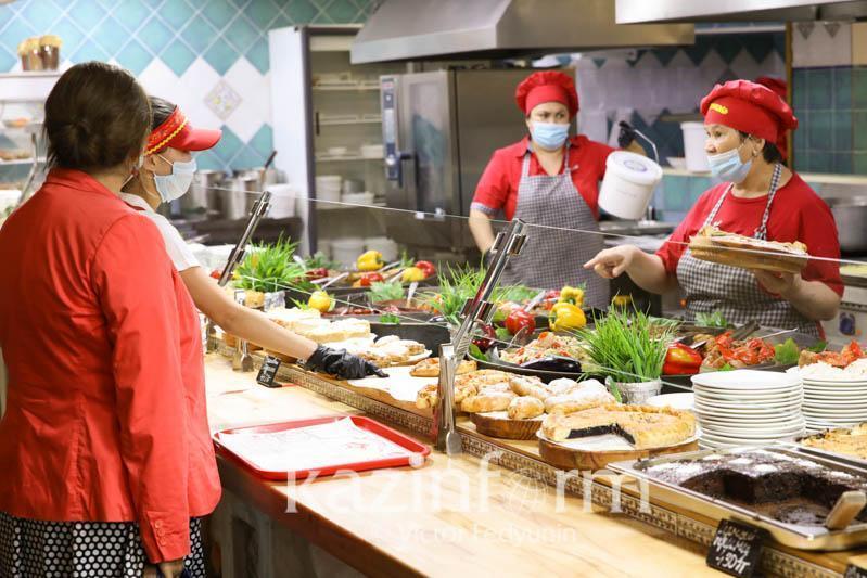 Кухонный рабочий. Кухонный работник. Кухонный работник красноярск. Повар в столовой. Хассп в общественном питании.