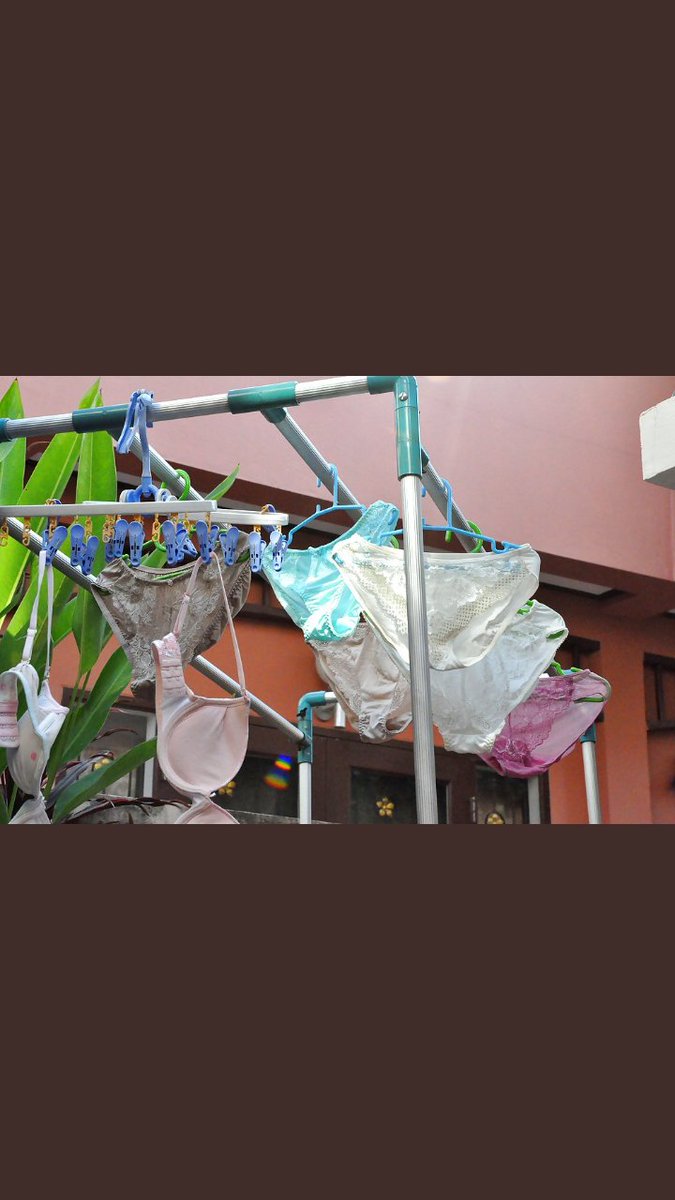 CdrMaya's tweet photo. Bagi cwo yg udah ahli dlm embatin CD, Meskipun 20cd yg diambilnya gak bakalan sipemilik mengetahuinya ini biasanya CD yg diambil langsung dipake semuanya, degn keadan tenang dia akan mengalihkan perhatian sipemilik CD agar dia lupa akan CD CD yg dia rendem, digantung to jemur https://t.co/AgGwnxYw2L