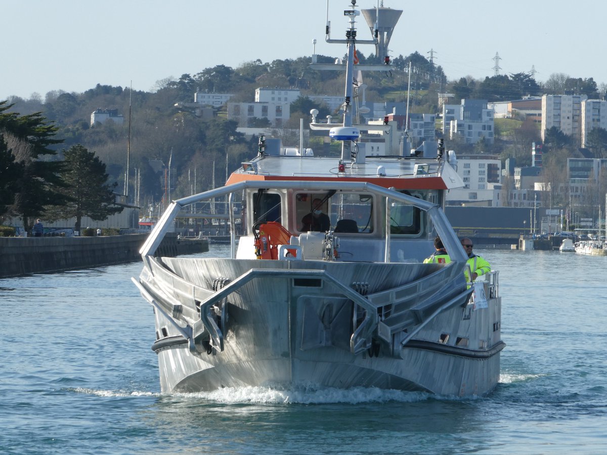 EFINOR1's tweet photo. [En direct] #Cherbourg Port Chantereyne , les 3 navires de dépollution réalisés par les équipes EFINOR en présentation à la presse avant leur départ pour le Canal de Suez.
#dépollution #hydrocarbures https://t.co/dwstyCrTV6
