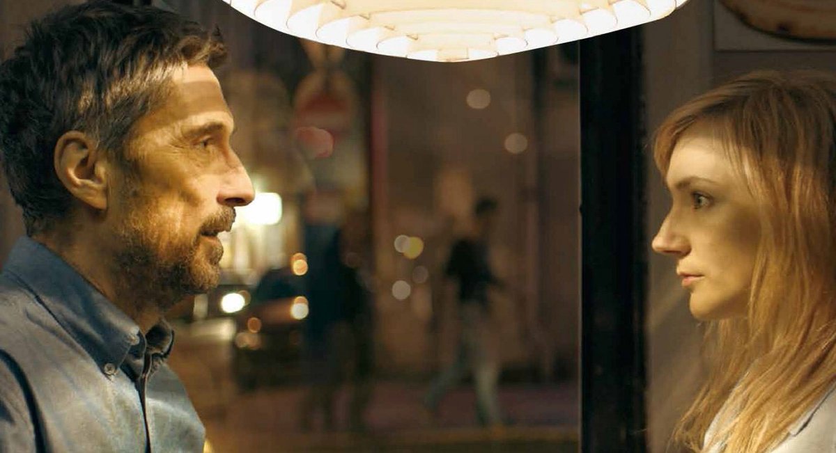 cinepaticoblog's tweet photo. 'EN CUERPO Y ALMA', parte de un planteamiento gélido para ir, poco a poco, transitando en terrenos cada vez más cálidos, donde sueños y amor (o algo parecido) evaden a los protagonistas de una cruda realidad. Sutil y delicada, de ritmo lento eso sí, es cuanto menos curiosa. https://t.co/52fChOVS4I