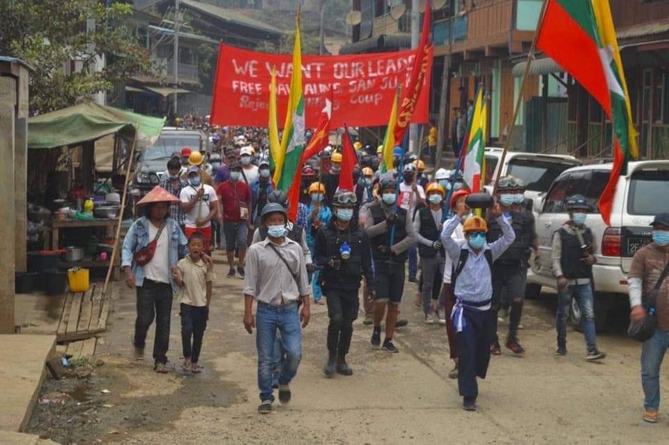 Mayzunaung11's tweet photo. Hpakant, Kachin: Hundreds of Hpakant residents and Gen-Z marched and demonstrated for anti-regime today despite having brutal crackdown in previous days. #WhatsHappeningInMyanmar #Mar30Coup https://t.co/C7CcU3cR6J