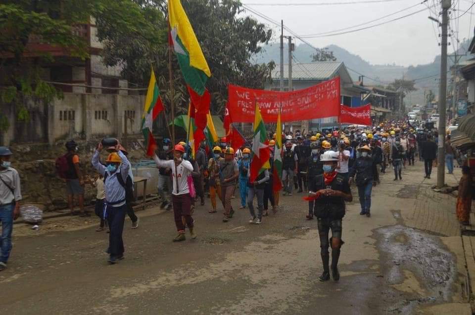Mayzunaung11's tweet photo. Hpakant, Kachin: Hundreds of Hpakant residents and Gen-Z marched and demonstrated for anti-regime today despite having brutal crackdown in previous days. #WhatsHappeningInMyanmar #Mar30Coup https://t.co/C7CcU3cR6J