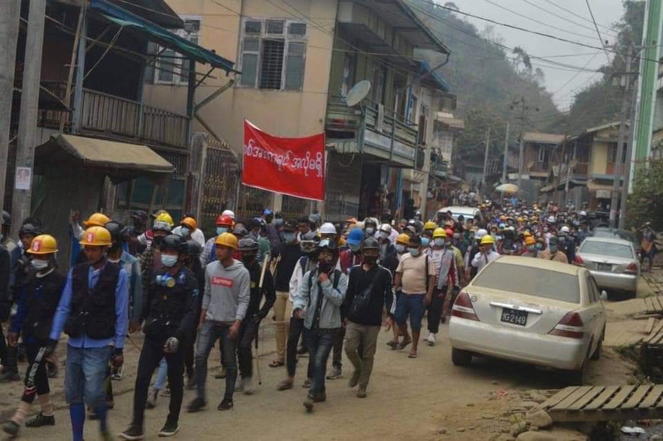 Mayzunaung11's tweet photo. Hpakant, Kachin: Hundreds of Hpakant residents and Gen-Z marched and demonstrated for anti-regime today despite having brutal crackdown in previous days. #WhatsHappeningInMyanmar #Mar30Coup https://t.co/C7CcU3cR6J