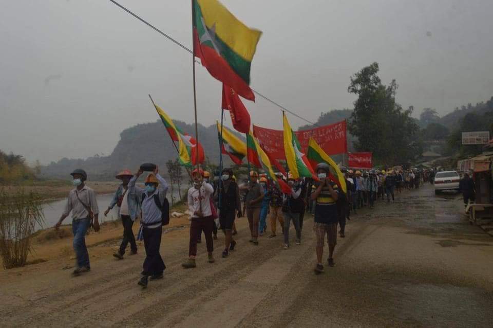 Mayzunaung11's tweet photo. Hpakant, Kachin: Hundreds of Hpakant residents and Gen-Z marched and demonstrated for anti-regime today despite having brutal crackdown in previous days. #WhatsHappeningInMyanmar #Mar30Coup https://t.co/C7CcU3cR6J