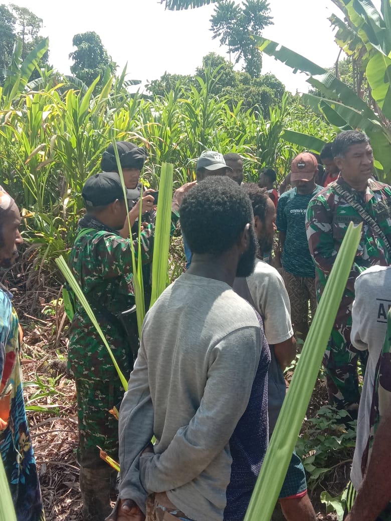 NarikTabuni's tweet photo. Nduga Darurat.

Terjadi pembunuhan terhadap Rakyat Sipil Nduga atas Nama Yeremias Koranue asal distrik gearek. Kab. Nduga. 

ALM. Di culik oleh aparat di depan istri dan Kaka Ipar di kebun. Saat ini masyarakat dan aparat sedang cari jenazah. 
@lokataru_id @VeronicaKoman @Mulalt_ https://t.co/Rt7XApQPw0