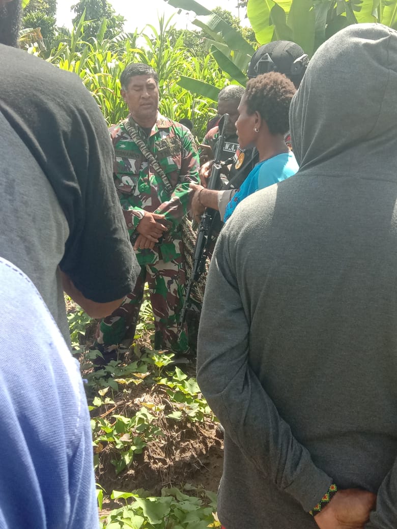 NarikTabuni's tweet photo. Nduga Darurat.

Terjadi pembunuhan terhadap Rakyat Sipil Nduga atas Nama Yeremias Koranue asal distrik gearek. Kab. Nduga. 

ALM. Di culik oleh aparat di depan istri dan Kaka Ipar di kebun. Saat ini masyarakat dan aparat sedang cari jenazah. 
@lokataru_id @VeronicaKoman @Mulalt_ https://t.co/Rt7XApQPw0