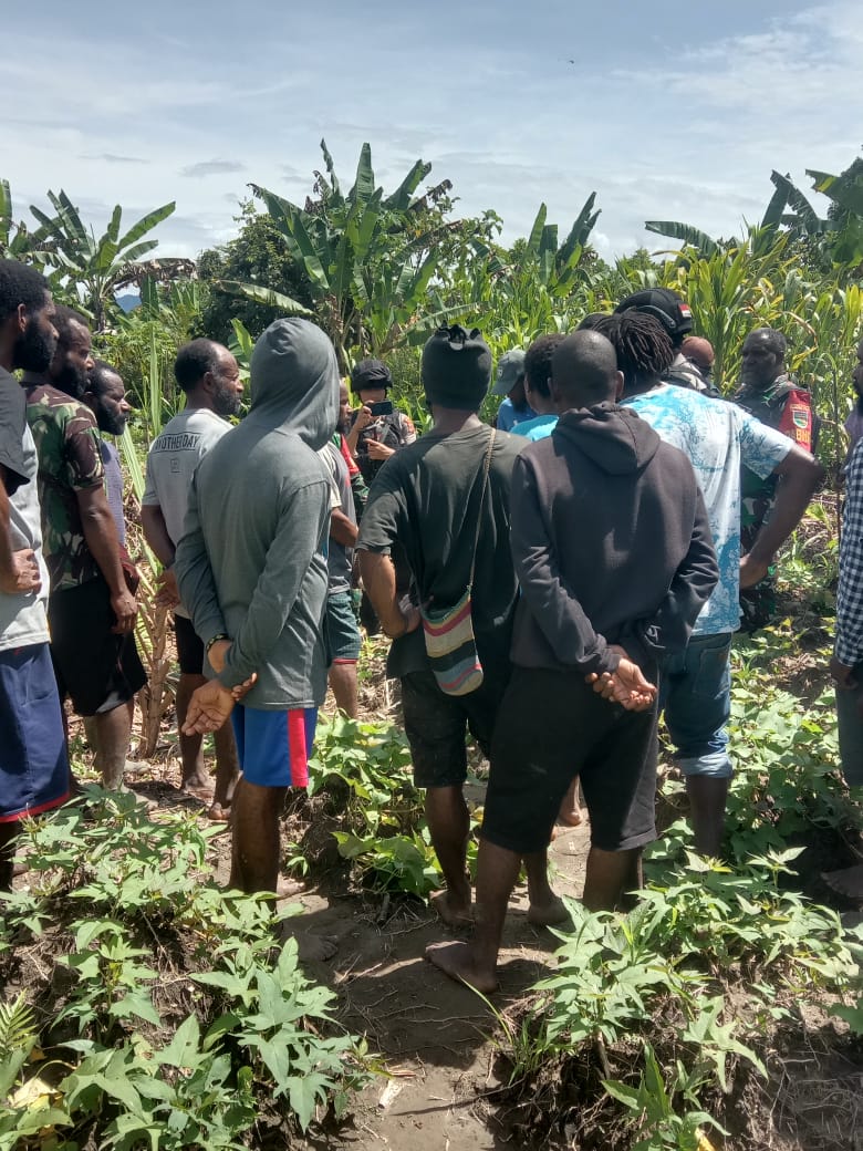 NarikTabuni's tweet photo. Nduga Darurat.

Terjadi pembunuhan terhadap Rakyat Sipil Nduga atas Nama Yeremias Koranue asal distrik gearek. Kab. Nduga. 

ALM. Di culik oleh aparat di depan istri dan Kaka Ipar di kebun. Saat ini masyarakat dan aparat sedang cari jenazah. 
@lokataru_id @VeronicaKoman @Mulalt_ https://t.co/Rt7XApQPw0
