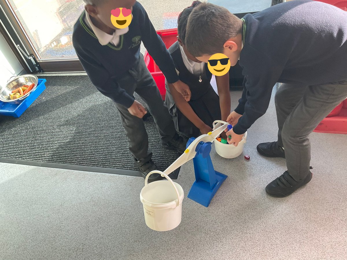 MrsKhanC5's tweet photo. In 1A we have been learning about mass and balancing scales using cubes ⚖️ @MissYusuf__ @Miss_M_Patel @MissZPatel @OliveTreeBolton #PrimaryRocks https://t.co/y4ZGuDYBhJ