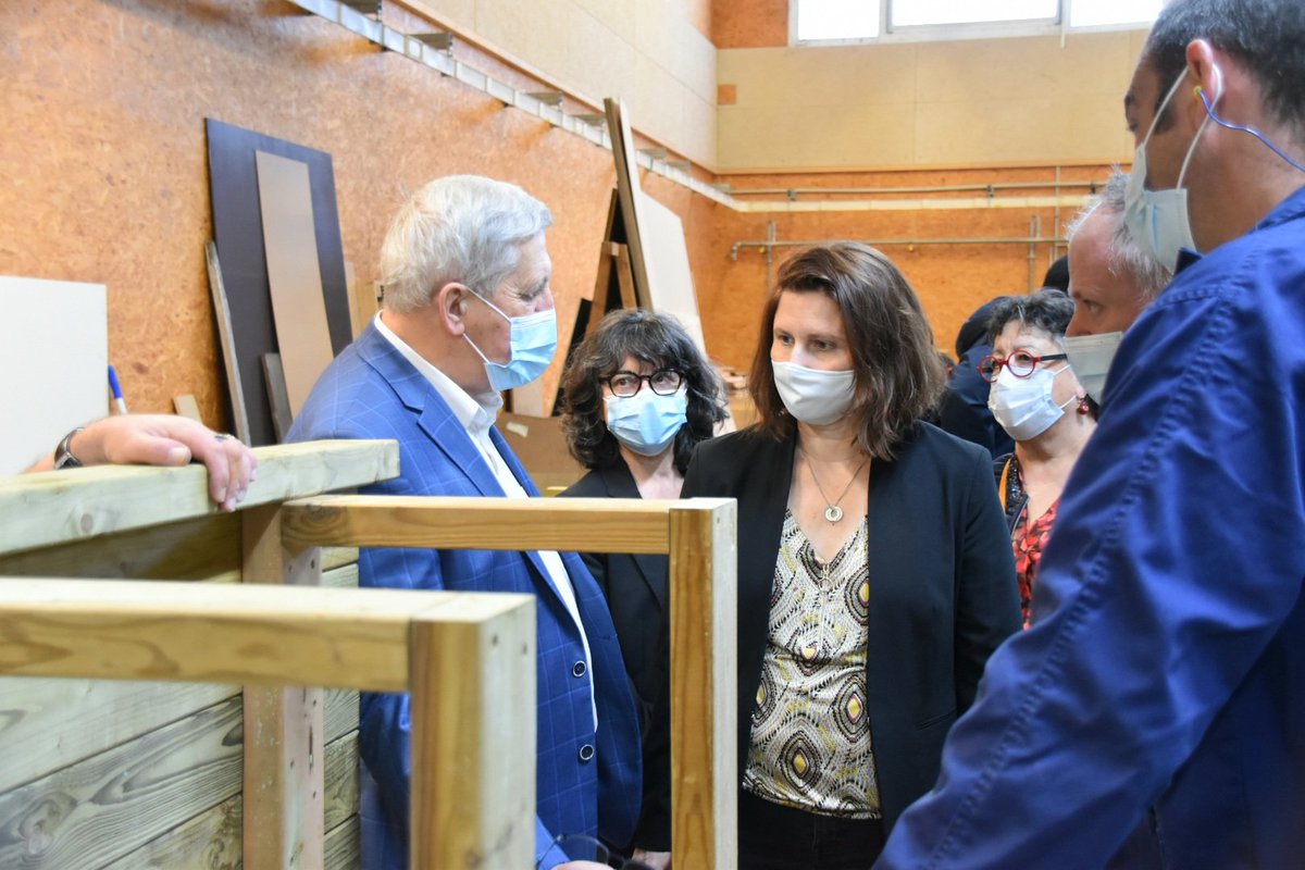 Prefet87's tweet photo. ⛹️ Porté par le ministère @education_gouv, ce projet vise à promouvoir et à développer l’#APS à destination des personnes en situation de handicap mental.

👉 La ministre @RoxaMaracineanu rencontre et échange autour de ce projet avec des salariés dans les ateliers de l'ESAT. https://t.co/1tfNyvHFGD