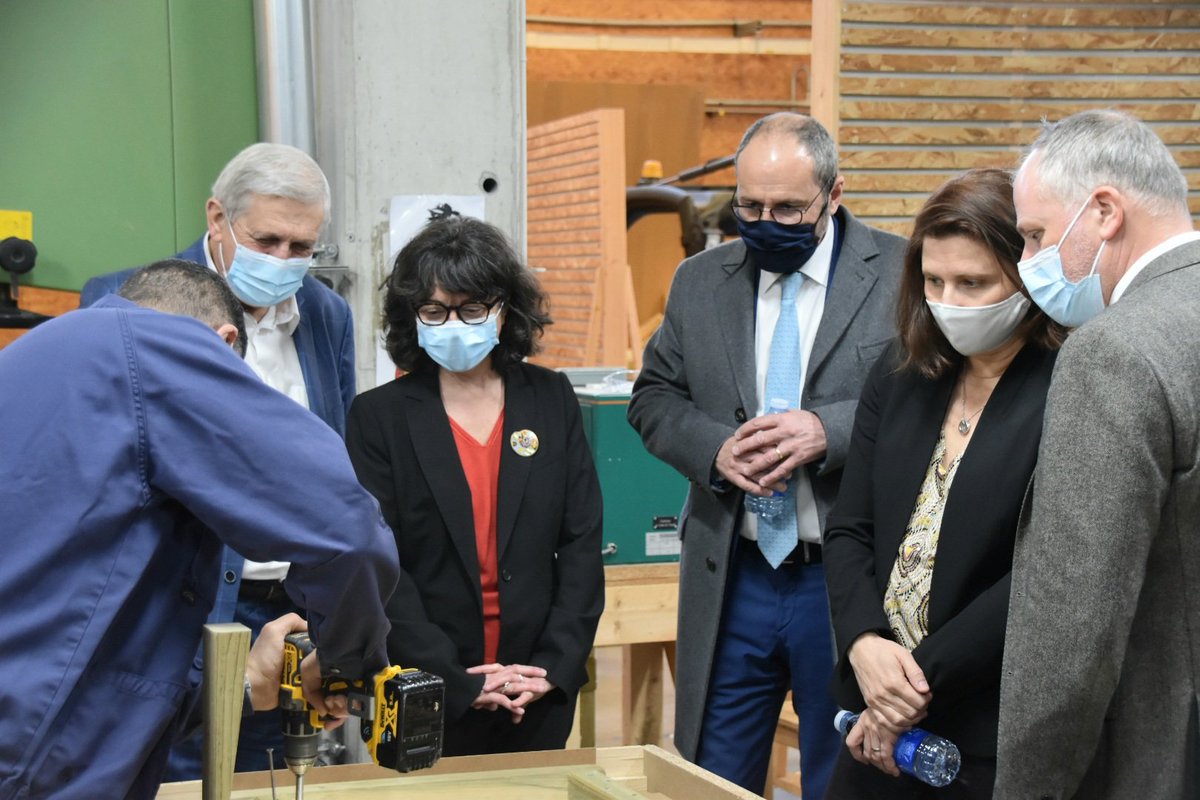 Prefet87's tweet photo. ⛹️ Porté par le ministère @education_gouv, ce projet vise à promouvoir et à développer l’#APS à destination des personnes en situation de handicap mental.

👉 La ministre @RoxaMaracineanu rencontre et échange autour de ce projet avec des salariés dans les ateliers de l'ESAT. https://t.co/1tfNyvHFGD