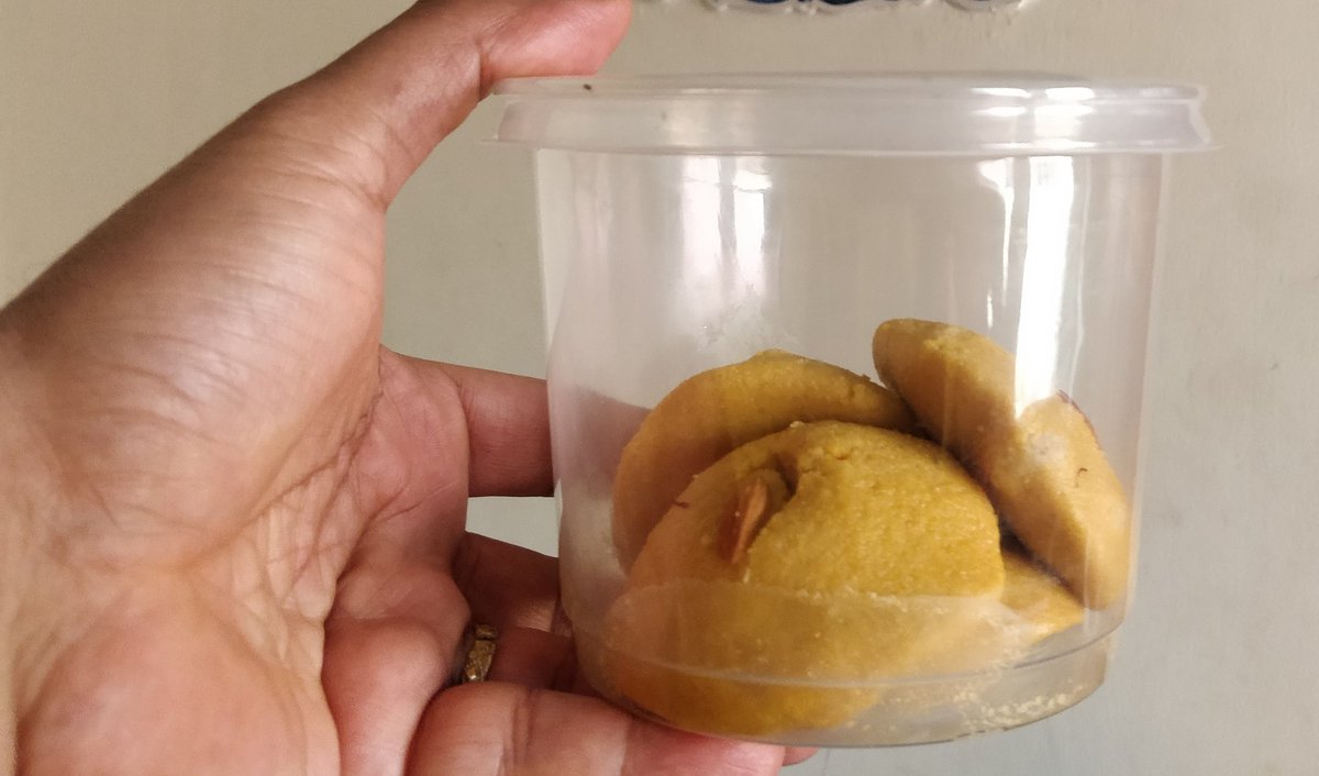LaGravitea's tweet photo. #LaGravitea prepares traditional Rajasthani sweet delicacy #SAATU using Chickpeas (Chana Dal), Clarified Butter (Ghee), Tragacanth Gum (Gond), Badam (Almond) &amp; Kesar (Saffron).

Do remember us if you wish to place an order for your family &amp; friends.

#NoPreservatives 

#FolllowMe https://t.co/60rhhtFsLY