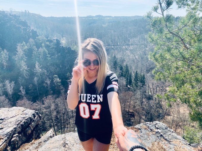 Follow me.  I'll show you my world👄 https://t.co/LjTGiSwQmC https://t.co/und0ZbLw4b