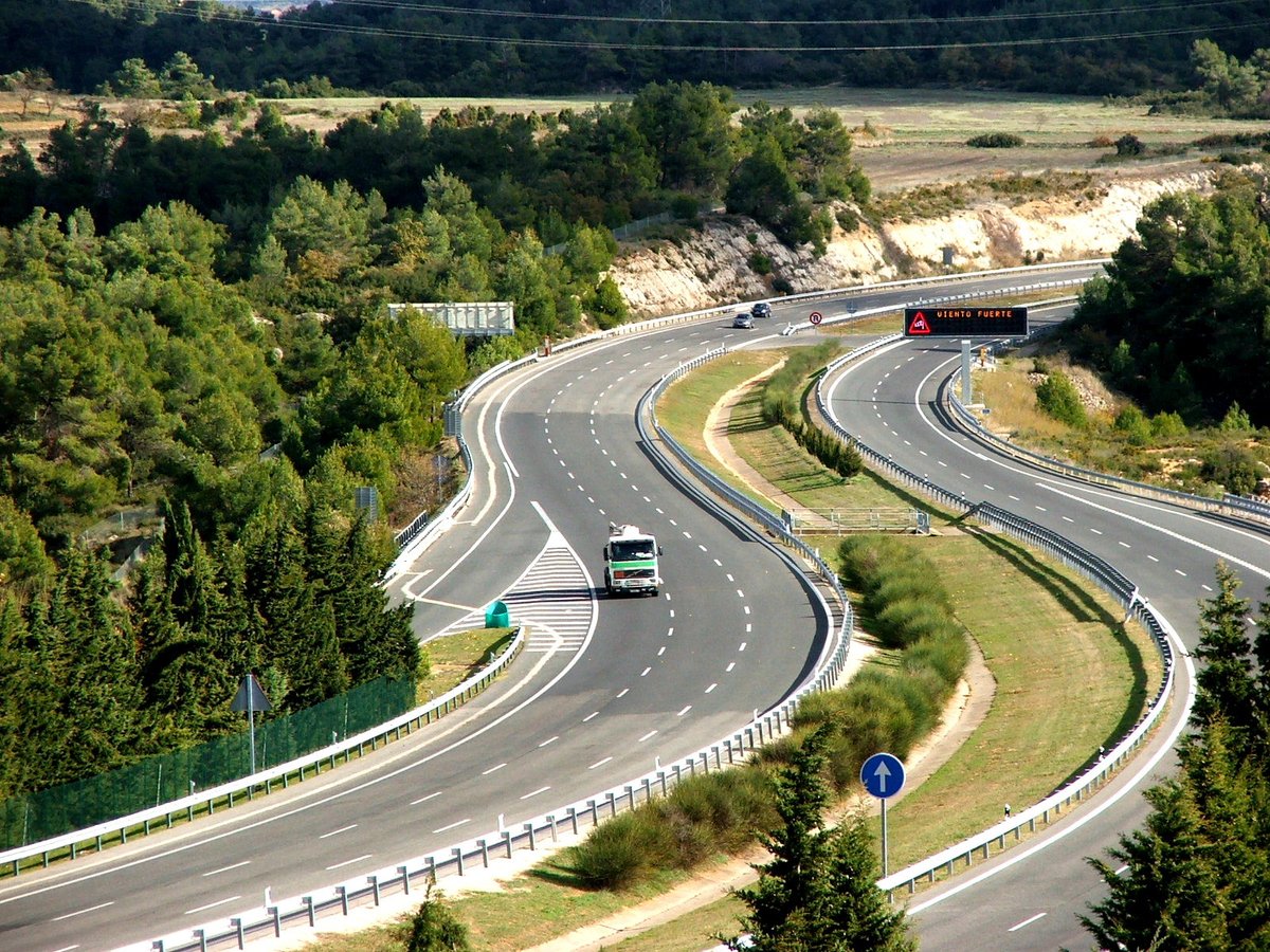 transportesgob's tweet photo. El Gobierno ha autorizado la celebración de cinco contratos para la conservación y explotación de las autopistas de peaje AP-2 y AP-7 en Cataluña tras la finalización de sus concesiones, con un valor estimado conjunto de 541 Mill€. #CMin

➕ℹ️ https://t.co/KqeLKYqeXn https://t.co/vVXIryExVO