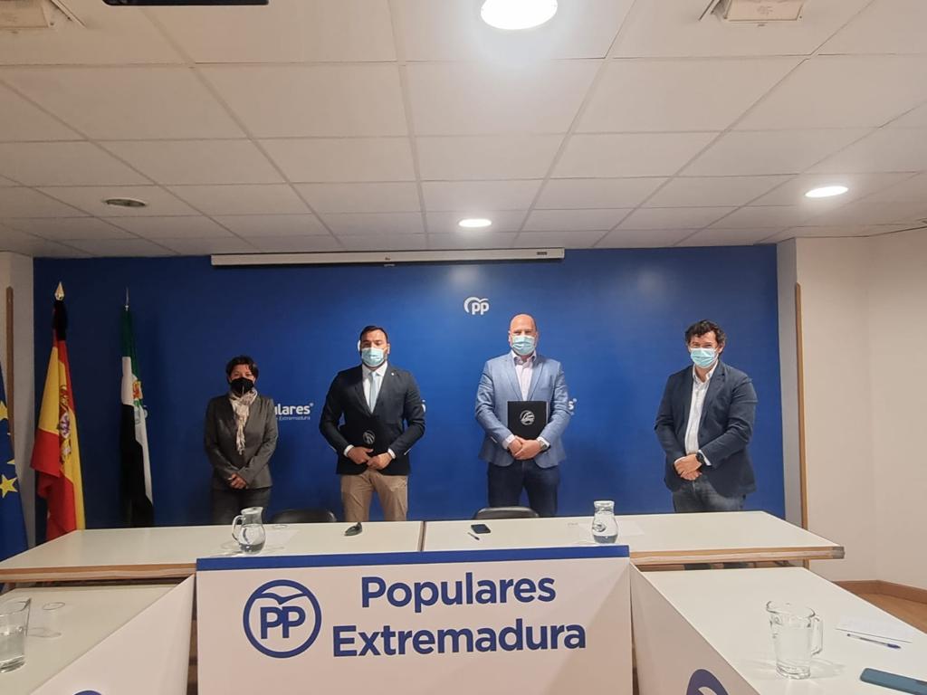 apc_badajoz's tweet photo. Gracias a @GPPopularExt y los Diputados @PilucaGTD y Juan Luis Rodríguez por reunirse con @apcabos  para la exposición de puntos vitales:

1° Pase voluntario al RGSS
2° Pase al Grupo B
3° Petición de Escala Propia
4° Seguro responsabilidad civil

https://t.co/w8pVZ2tN75 https://t.co/XiGb6xGma5