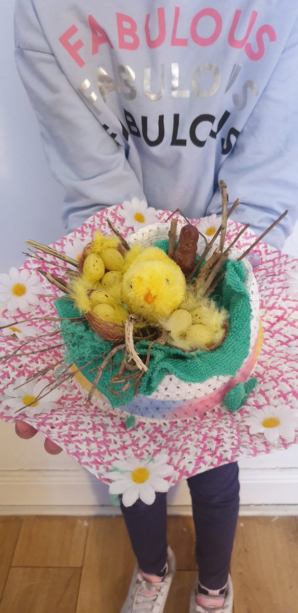 dmariegillespie's tweet photo. Tia-rae p5 and allaska-mai p2Gillespie  with their DIY  Easter 🐣 bonnet  🐣 https://t.co/qLO8qai3fx