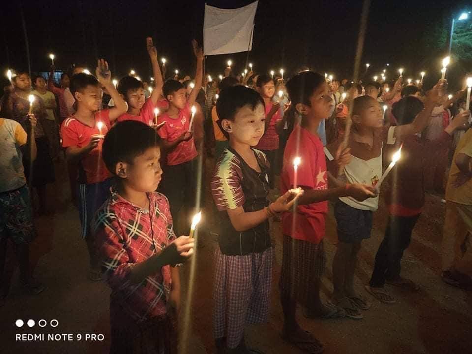HAYMAR21178156's tweet photo. Spring Revolution Candlelight Vigil for fallen heroes across Myanmar was held in Villages of KyweThayChaung, SeKone, Budalin Township, Sagaing Region.

#WhatsHappeningInMyanmar
#forceavote
#MilkTeaAlliance https://t.co/jgn4ZuxOS8