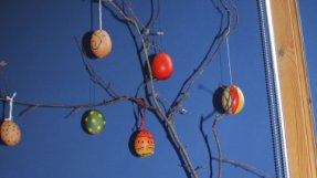 StJohnsMarlb's tweet photo. It's been a busy term for us all, and we're ready for our well-earned Easter break. Term ends at 3pm this Thursday 1 April, and Term 5 begins on Mon 19 April. Our Term 4 newsletter will be issued on Thu, including our Y8 German students' challenge to create our own #Osterbaum! https://t.co/aVZInIQxnN