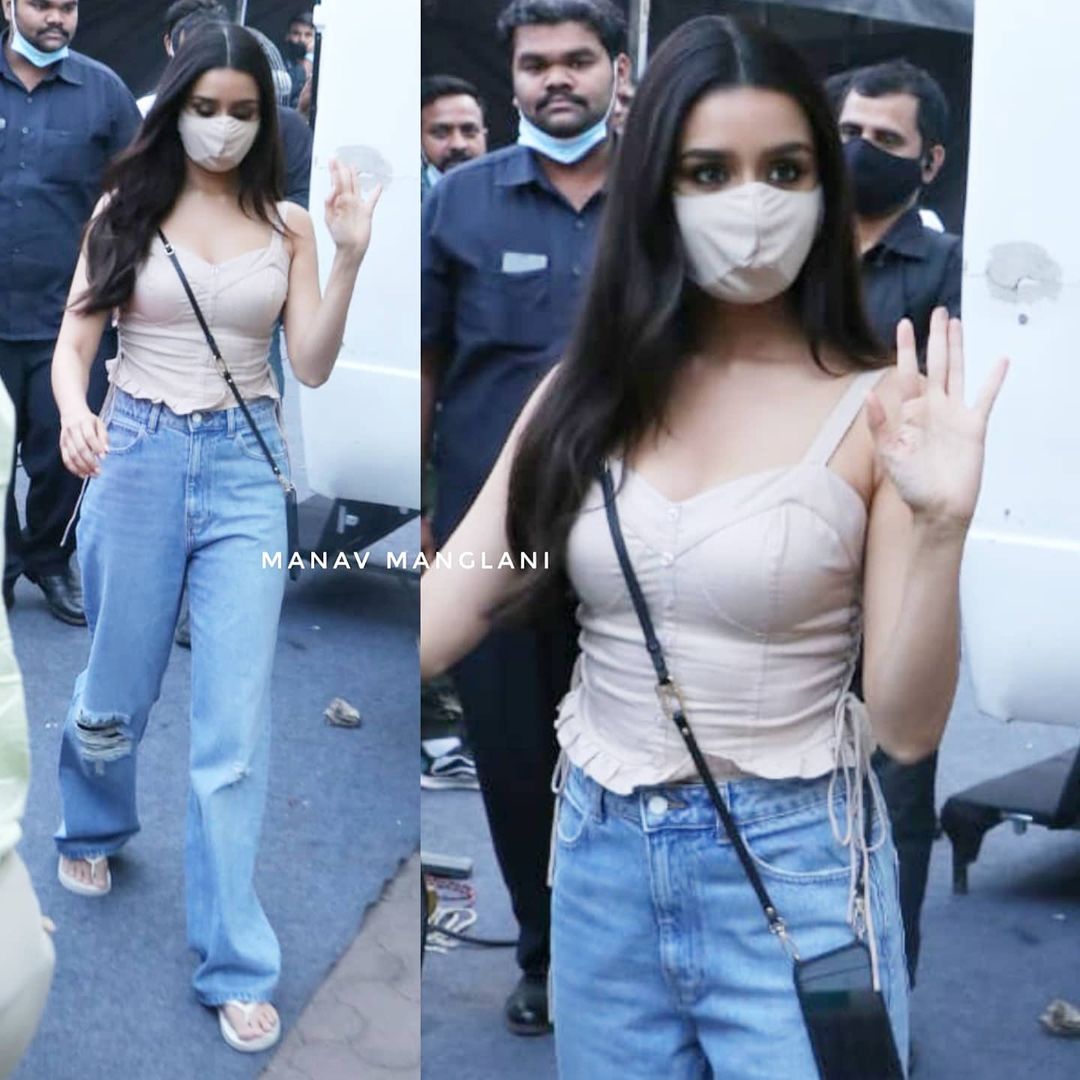 Harinder_skfan's tweet photo. @ShraddhaKapoor clicked post shoot in Mumbai today! 📸
.
.
.
.
.
#shraddhakapoor #shraddha #shraddhagems #tuesday #manavmanglani #indiaforumsbuzz #indiaforumsbollywood #indiaforums #bollywoodcelebrity #bollywoodactor #bollywoodstars #bollywoodactress #bollywoodactors #bollywood https://t.co/9JJwlzZUox