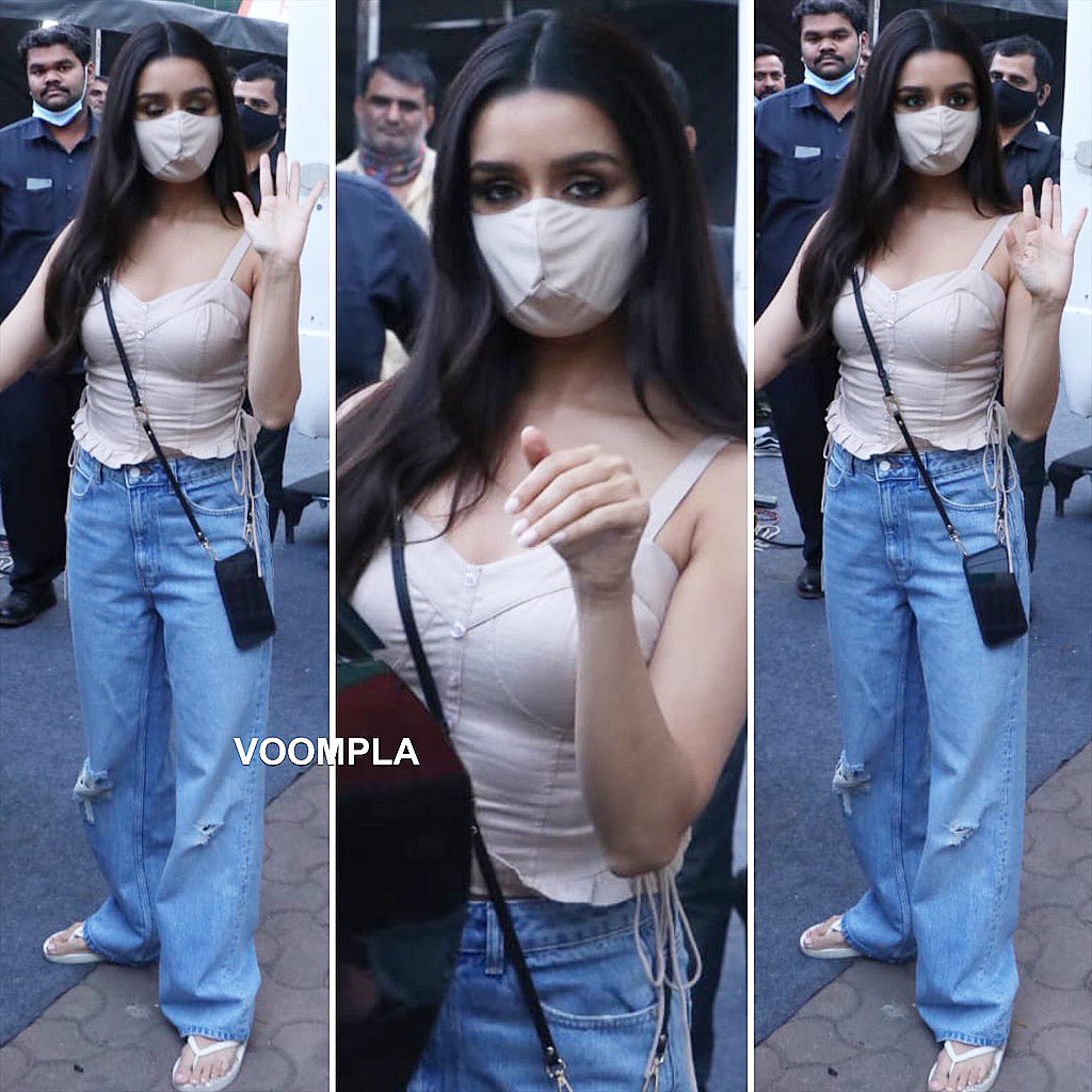 Harinder_skfan's tweet photo. @ShraddhaKapoor clicked post shoot in Mumbai today! 📸
.
.
.
.
.
#shraddhakapoor #shraddha #shraddhagems #tuesday #manavmanglani #indiaforumsbuzz #indiaforumsbollywood #indiaforums #bollywoodcelebrity #bollywoodactor #bollywoodstars #bollywoodactress #bollywoodactors #bollywood https://t.co/9JJwlzZUox