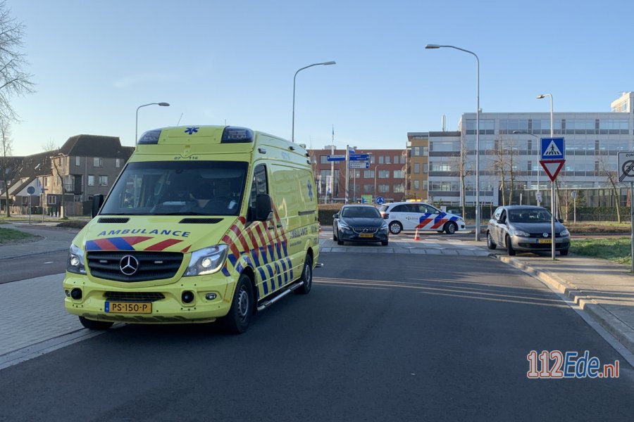 Fietser gewond na aanrijding rotonde Rembrandtlaan bij Stadspoort #Ede. 112Ede.