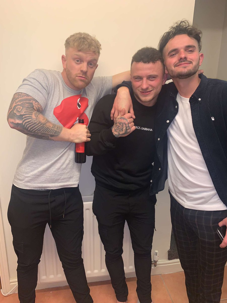 Foxalls's tweet image. Just found this cute squad pic @jordflan93 @__BillyC look how bill is holding my hand that’s love