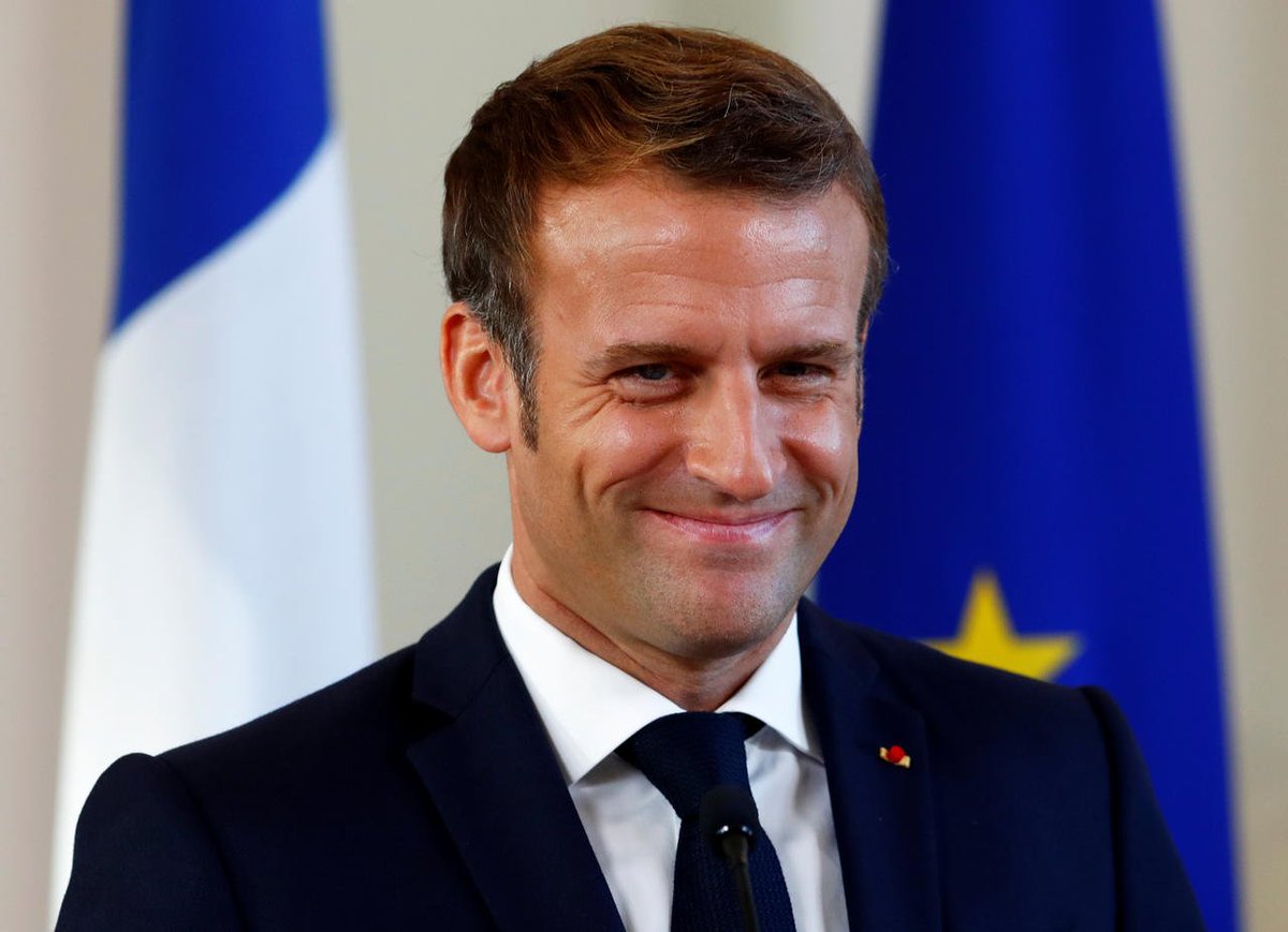 Labberation's tweet photo. ⚡️FLASH - L'Elysée prévoit la dissolution du conseil scientifique.

« Emmanuel Macron n'en a plus besoin : il a regardé le premier épisode de Grey's Anatomy, il est donc devenu épidémiologiste diplômé. »

#EmmanuelMacronFacts https://t.co/GrLN7MNDDA