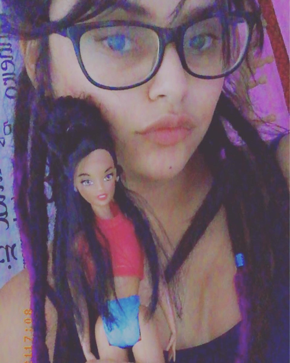 Jessica36285241's tweet photo. E eu q tô fazendo dread na Barbie pra ela ficar parecida comigo? Kkkkk #dreadlook #dreads #dread #Barbie #barbiedoll #dolls https://t.co/murc0EVWOY