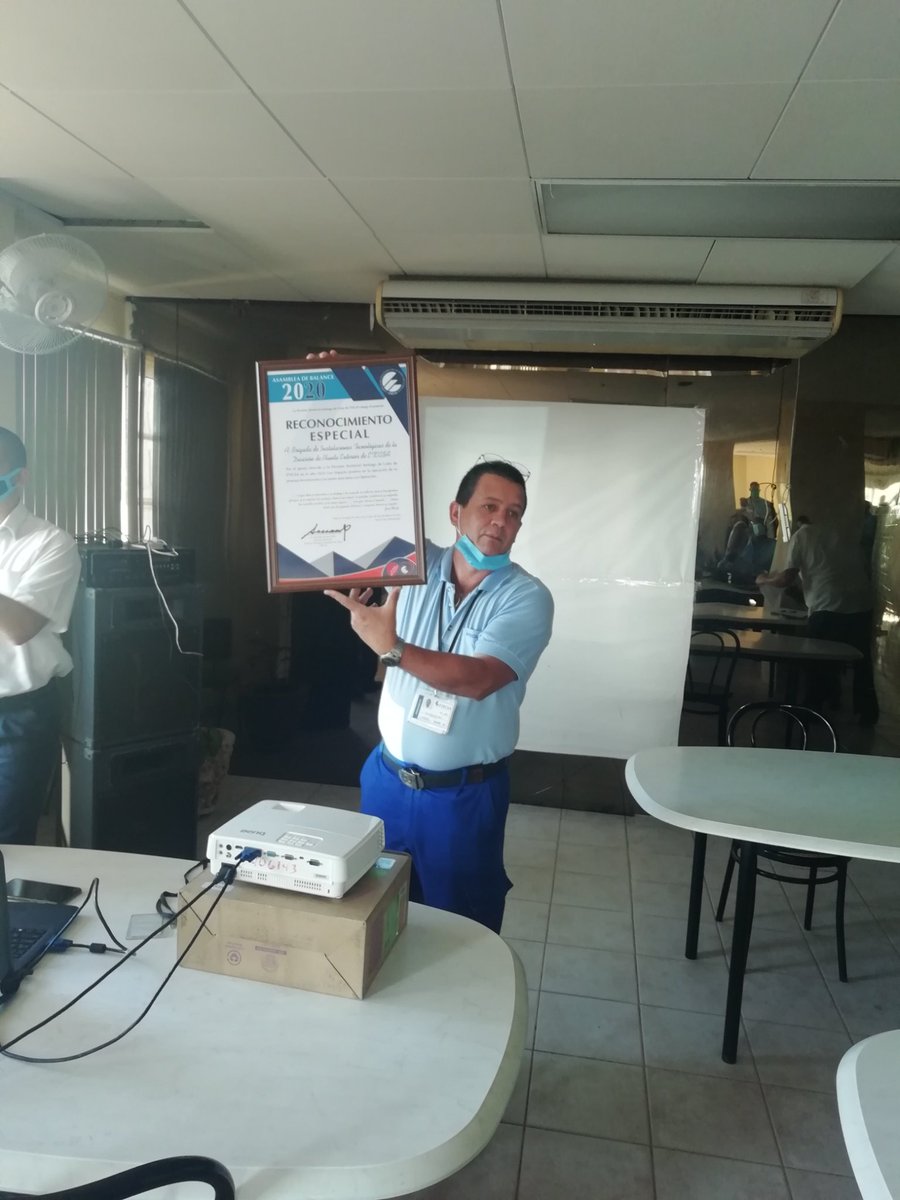 etecsa_dvpe's tweet photo. Reconocimiento especial de la DT de Santiago de Cuba a la brigada de la agrupación 2 #DEOIT, por su valioso apoyo en las tareas de inversiones del año 2020
#DVPE
#ETECSAesdelPueblo
📸:@DanielBarreroR1 https://t.co/8odjuw3LeV