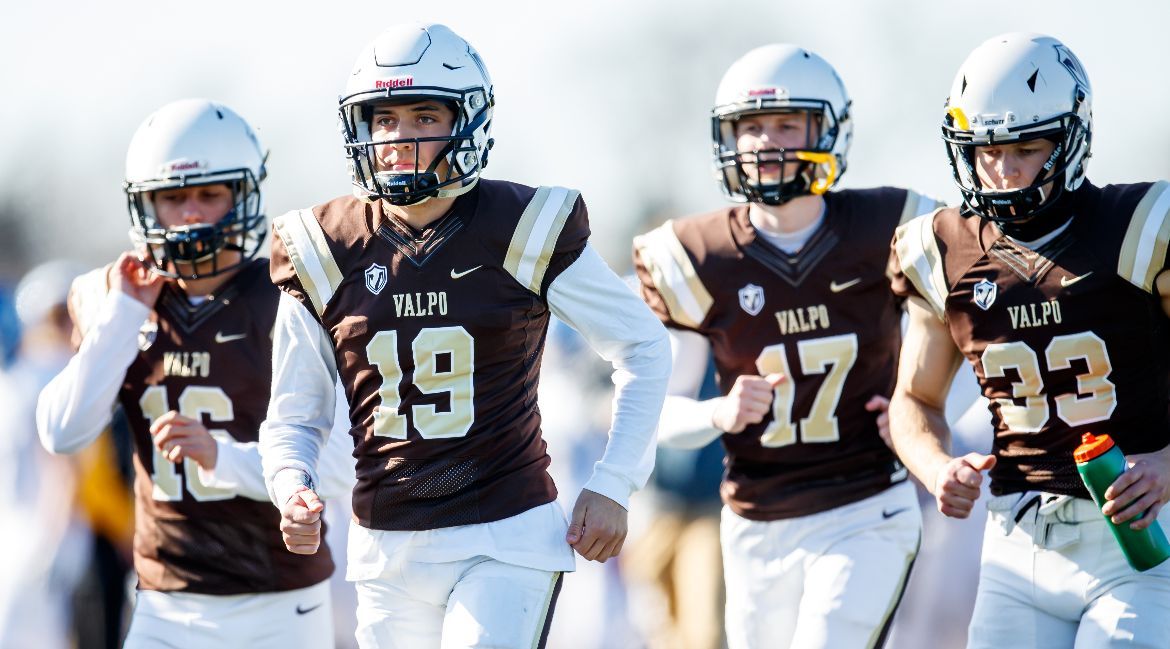 valpoathletics's tweet photo. After last week's Hoosier Helmet victory, @valpoufootball will attempt to improve to 3-1 and win at Drake for the first time ever on Saturday in Des Moines. 

NOTES 👉 https://t.co/SKsWgOUTbW

#GoValpo | #ProtectTheShield https://t.co/s2a1ZYfuao