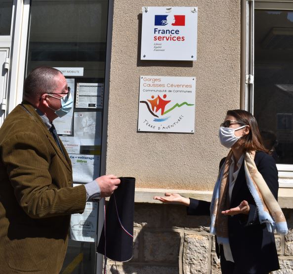 Prefet_48's tweet photo. "Grâce à notre engagement commun, notre ambition de maillage du territoire se poursuit activement. Vous avez compté et vous pourrez continuer à compter sur l'accompagnement fort de l’État à vos côtés": V. Hatsch @Prefet_48 salue l'implication de tous dans la démarche #FServices https://t.co/wfIF6nThvg