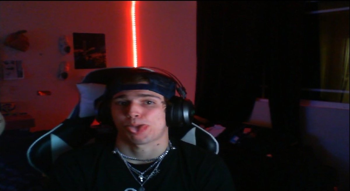 H4CKERCULT's tweet photo. vinnie hacker sendo vinnie hacker, uma thread extremamente necessária; https://t.co/hEmEsUtB1T