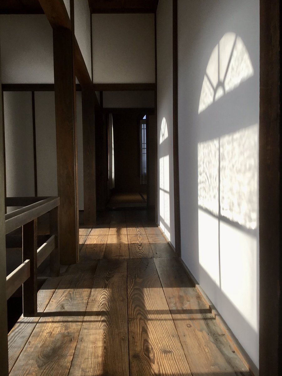 濱マツコ お城の階段並に急 窓からは掛川城が見えます 廊下に伸びる窓の影がステキ