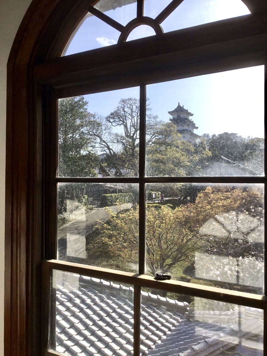 濱マツコ お城の階段並に急 窓からは掛川城が見えます 廊下に伸びる窓の影がステキ