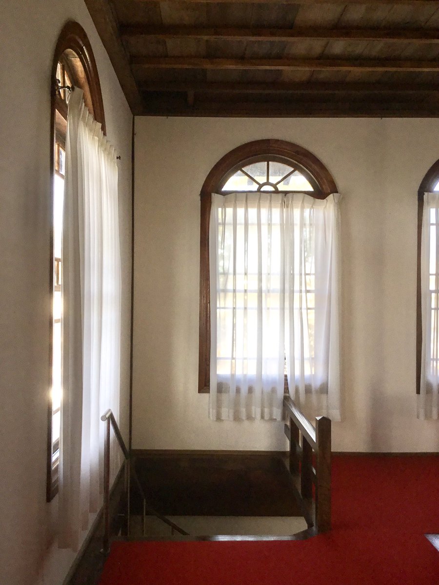 濱マツコ お城の階段並に急 窓からは掛川城が見えます 廊下に伸びる窓の影がステキ