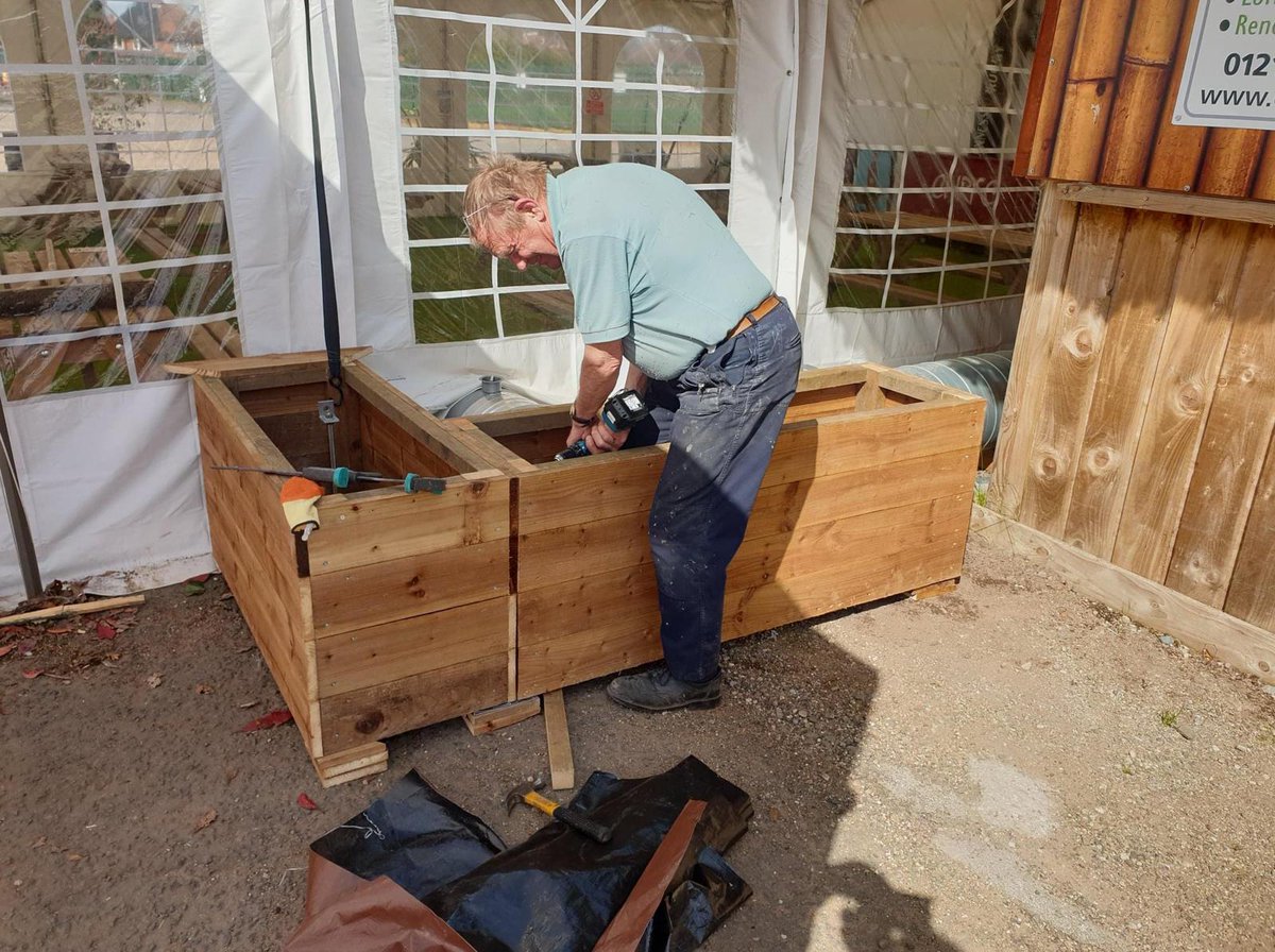 CampHillRugby's tweet photo. Busy day at #TheShrine - click the link below to see what your CHOGGS have been up to

https://t.co/4ryOG5pQey

#CHOGGS #FourCandles #NoBushTooTough #WeCanTickleYourPrivett #PrideInGarden #Gardening #SpringTidy #ForzaCamps #MALB https://t.co/5ma2QFw8lg