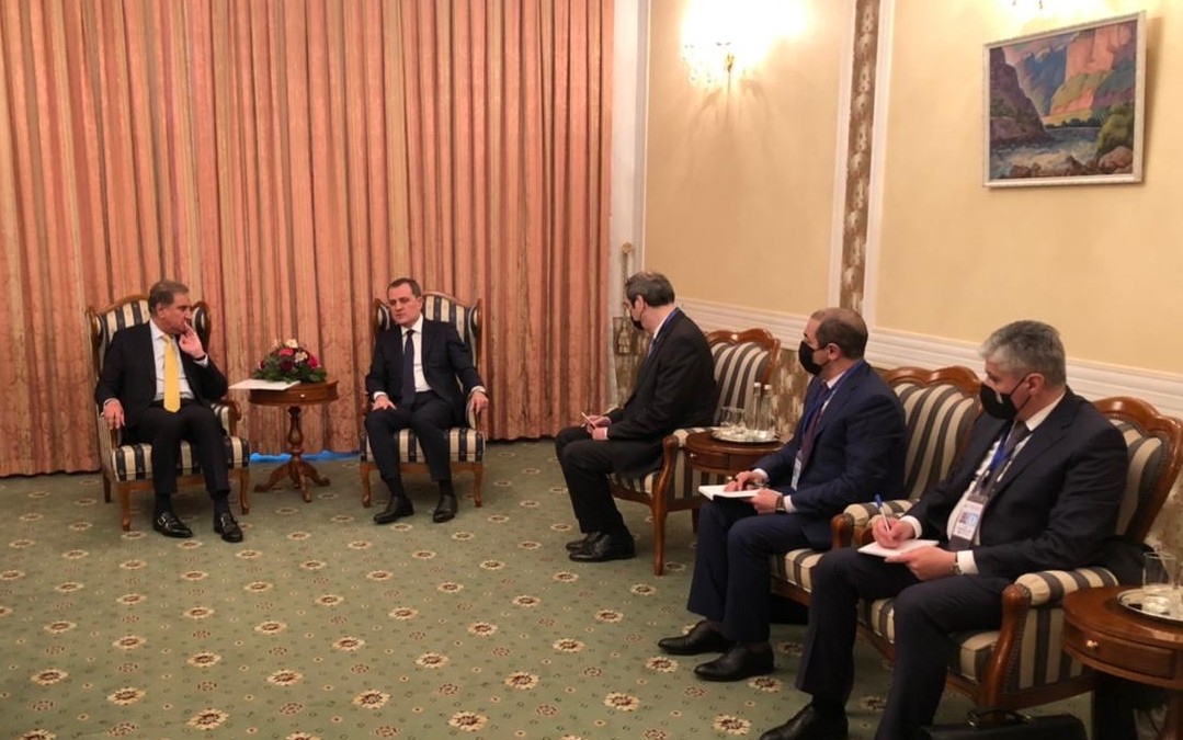 Bayramov_Jeyhun's tweet photo. Discussed issues of bilateral 🇦🇿🇵🇰 cooperation with the Foreign Minister of #Pakistan @SMQureshiPTI in Dushanbe.

Noted the significance of expanding economic cooperation between the countries and the importance of developing inter-parliamentary relations.

@HeartofAsia_IP https://t.co/1M1ZeZZlWF