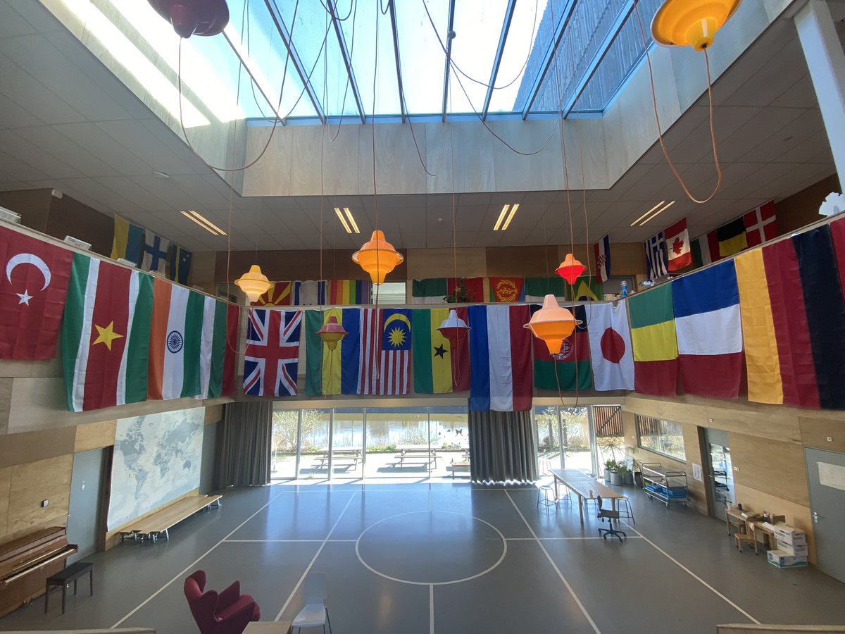 erikfaasen's tweet image. Prachtig al die vlaggen van al die nationaliteiten van de kinderen op de kindercampus de Zuidas! @MHeijster  #verbindendgezag