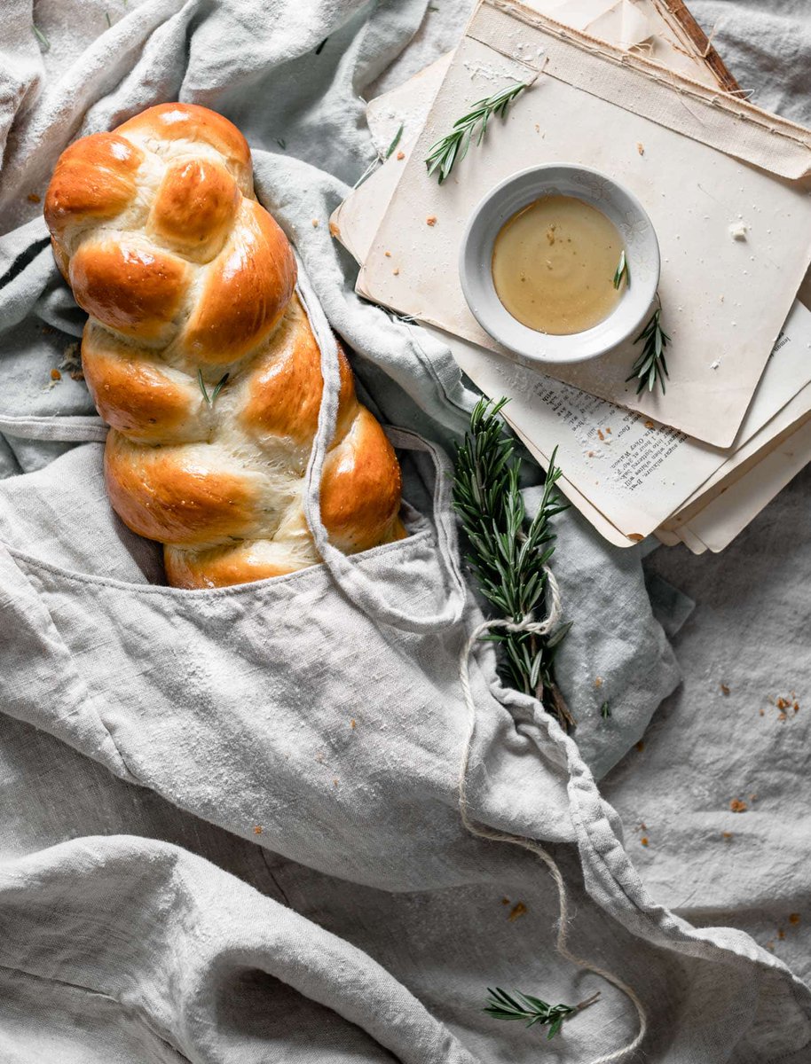 Rosemary Honey Challah Bread! 🥖🌿 Shop 100% Spanish Rosemary Honey on SALE at ➡️ Bottega.eu! 🍯 #Recipe and photo by <a href="/twocupsflour/">Tracey Davis-Boot</a> ✨ ow.ly/E8y050E4Ezx