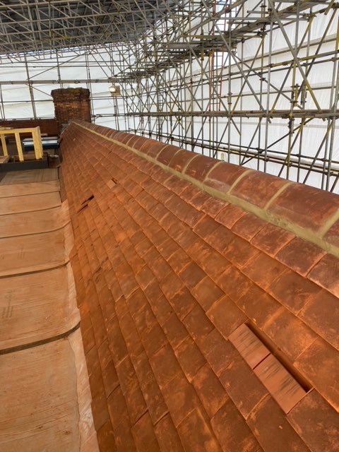 williamblyth_uk's tweet photo. Woking on #British #heritage &amp; #conservation buildings is certainly something we are very familiar with! Take a look at our chestnut brown sanded plain tiles on this magnificent roof, more pictures are to follow. 🇬🇧🛖 @GarhighLtd @nationaltrust @CowperGriffith @UKRoofingAwards https://t.co/HzDdbSyH7z