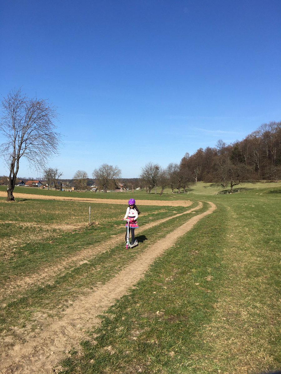 veronica_vania's tweet photo. #jogging #sport #workout #training #spielplatz #momanddaughter #fun #sunnyday ☀️😎🛴🏃🏻‍♀️👧🏻👩🏻 https://t.co/YMUOPmCt5e