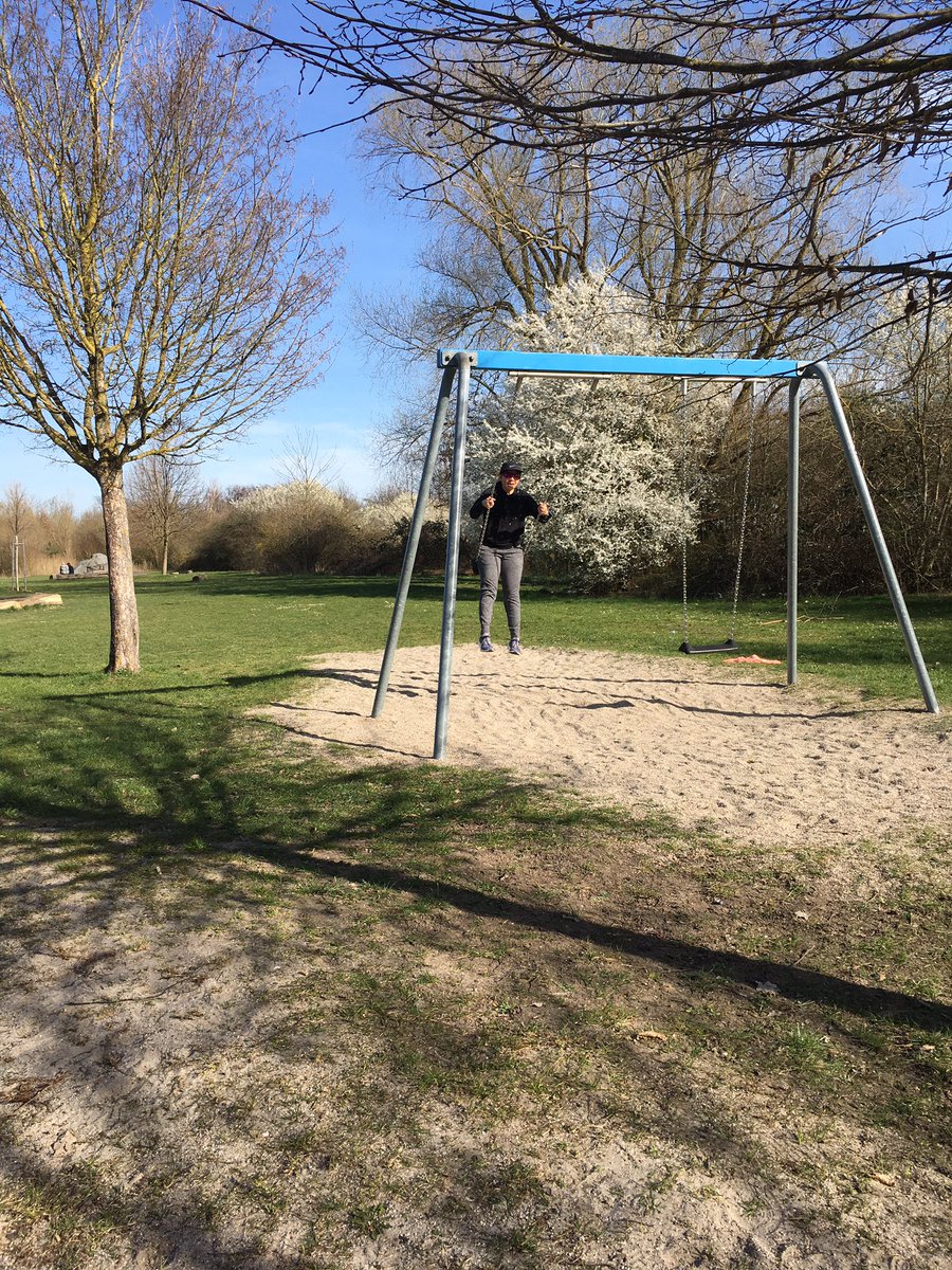 veronica_vania's tweet photo. #jogging #sport #workout #training #spielplatz #momanddaughter #fun #sunnyday ☀️😎🛴🏃🏻‍♀️👧🏻👩🏻 https://t.co/YMUOPmCt5e