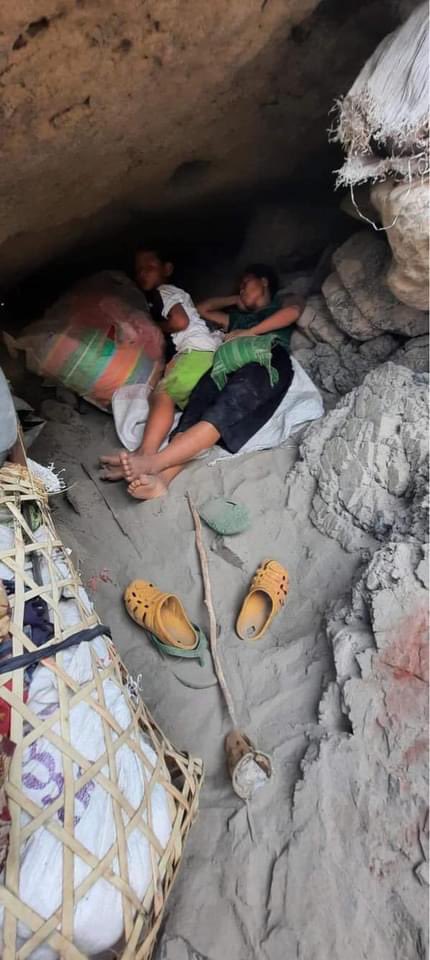 hannayuri_twt's tweet photo. The images and living conditions of Karen IDPs ,Myanmar civilians who were forced to go back to the warzone by #Thai #authorities.
Even they needed to hide in a cave, they show their support and solidarity by showing the symbolic of the three fingers. #Karen state #Myanmar. https://t.co/wHUh0EESHs