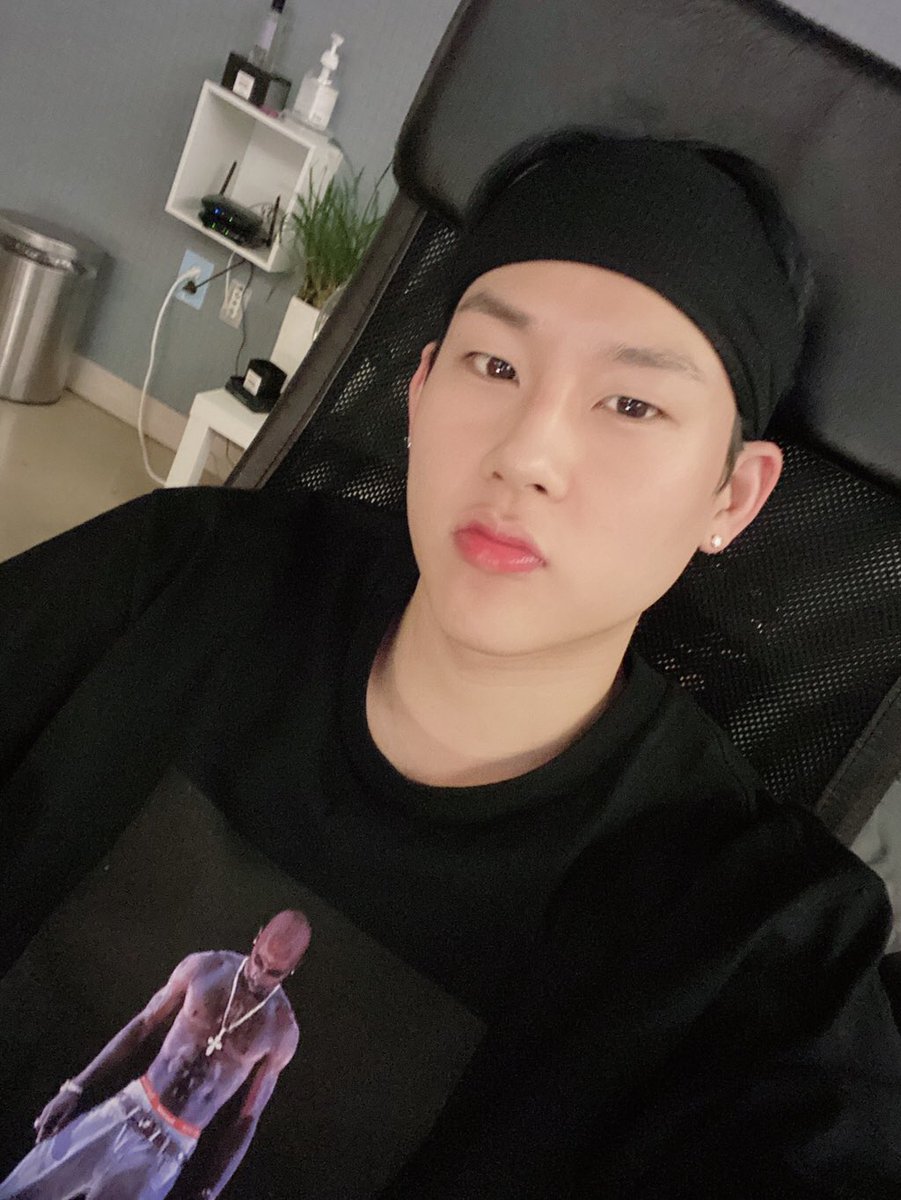 HanaLee26's tweet photo. Can I assume that Jooheon is spying us here in twitter? Like I noticed that everytime we did a hashtag event for him like #JOOSDAY #LetMeTreasureJoo #ToRepresentJoo, he posts or updates in fc?? I think he knows everything yβall!!! πππ #μ£Όν https://t.co/aj1jdTuQQ9