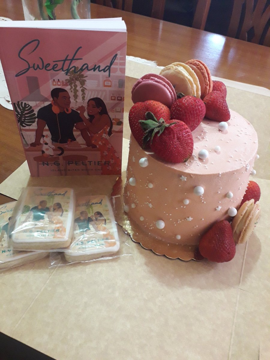trinielf's tweet photo. The cake has arriiiived. It's red velvet which is important for a certain scene in the book ππ
And the macarons as well βΊπ€£ #sweethand https://t.co/4ncrYL5oDM